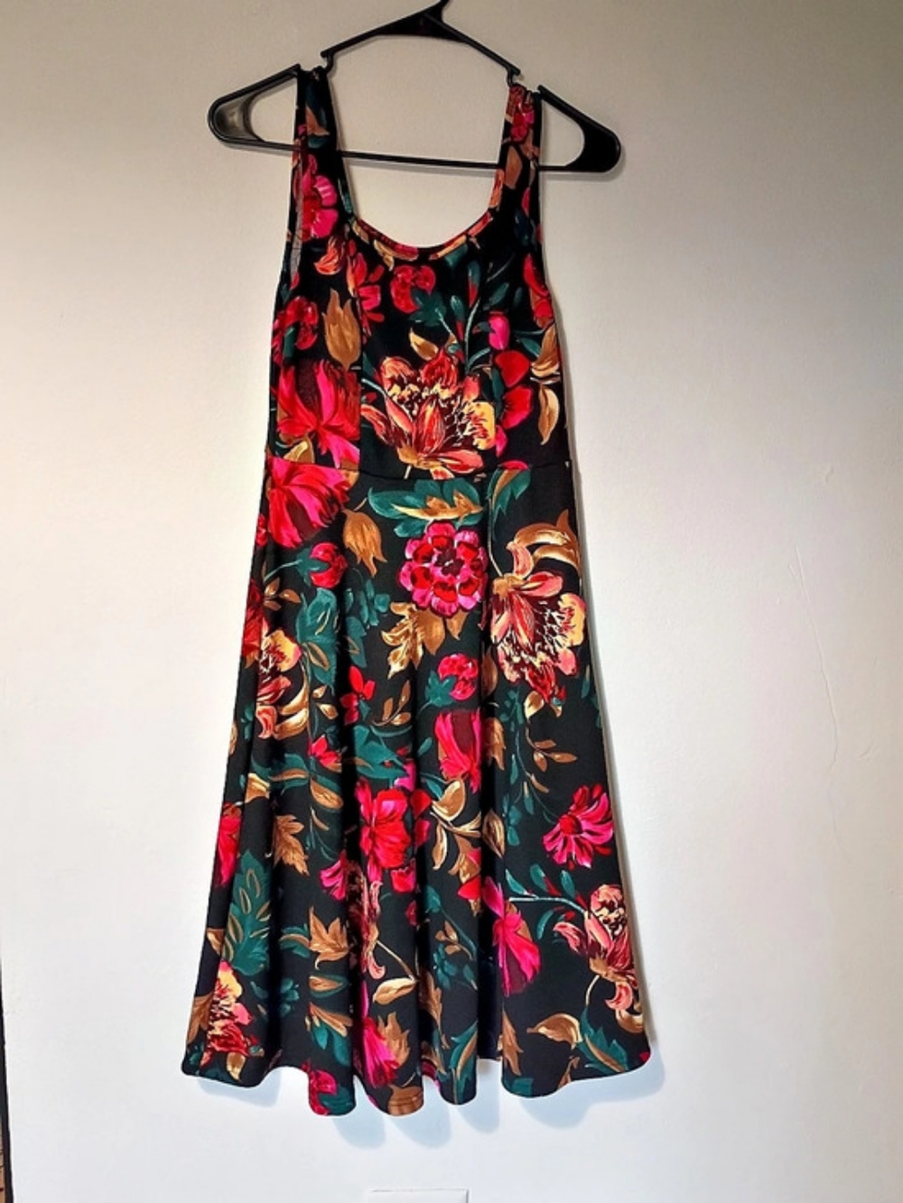 Floral Midi Dress in Black & Red Size Medium